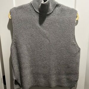 Like new, Abercrombie Sleeveless Turtleneck - Grey, size M